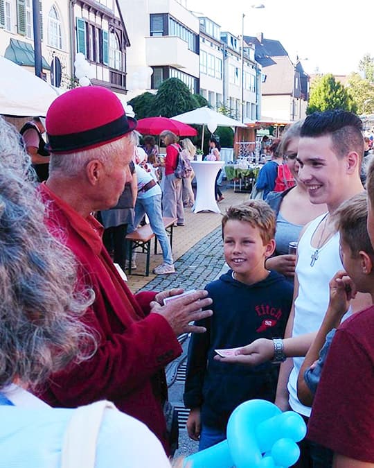 Alberto zaubert auf Straßenfest