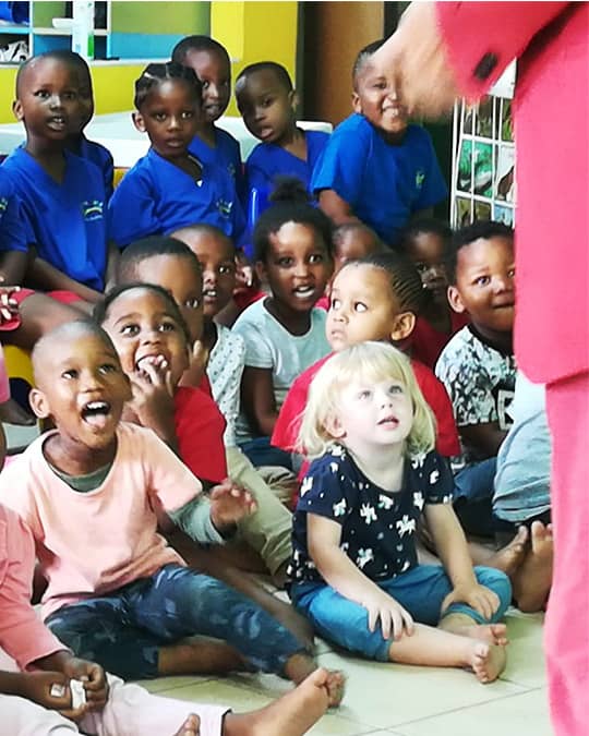 Alberto zaubert vor Kindern in Südafrika