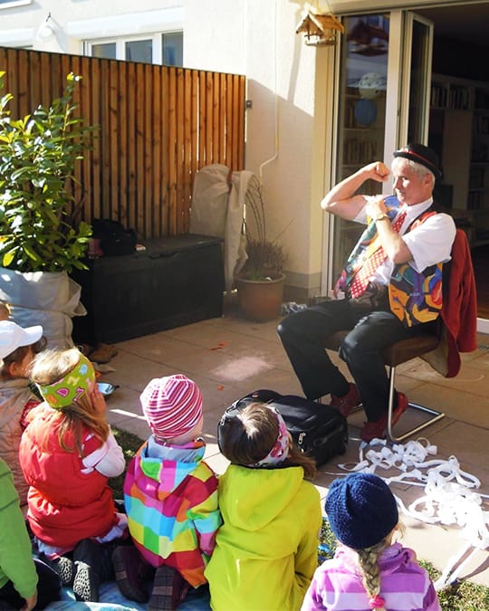 Alberto zaubert Zuhause vor Kindern bei einem Kindergeburtstag