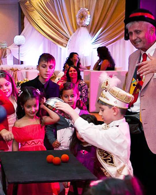 Alberto zaubert bei religiösem Fest für die Kinder